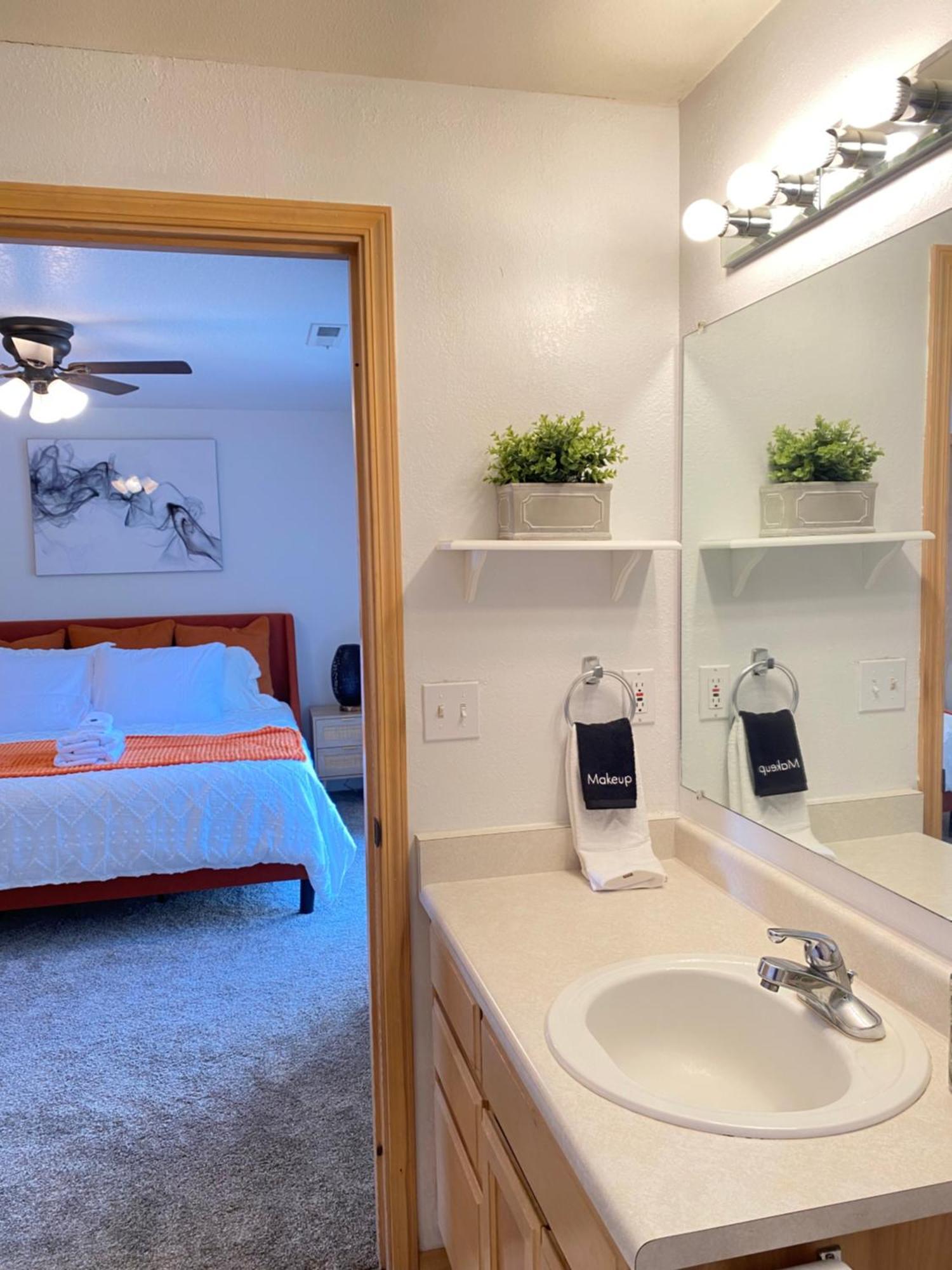 Hot Tub! King Bed-Firepitt-Near Airport& Freeway Villa Medford Eksteriør bilde