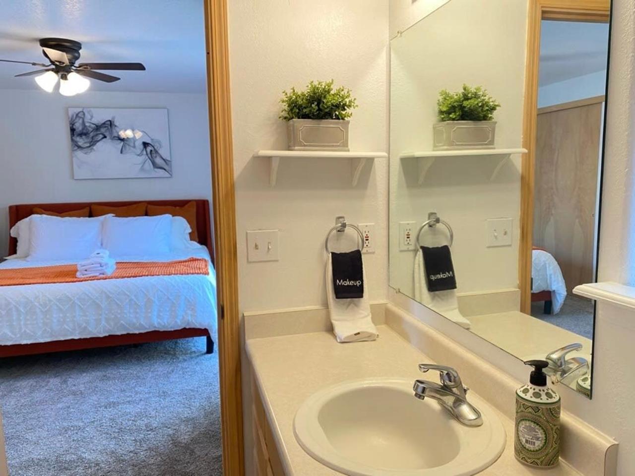 Hot Tub! King Bed-Firepitt-Near Airport& Freeway Villa Medford Eksteriør bilde