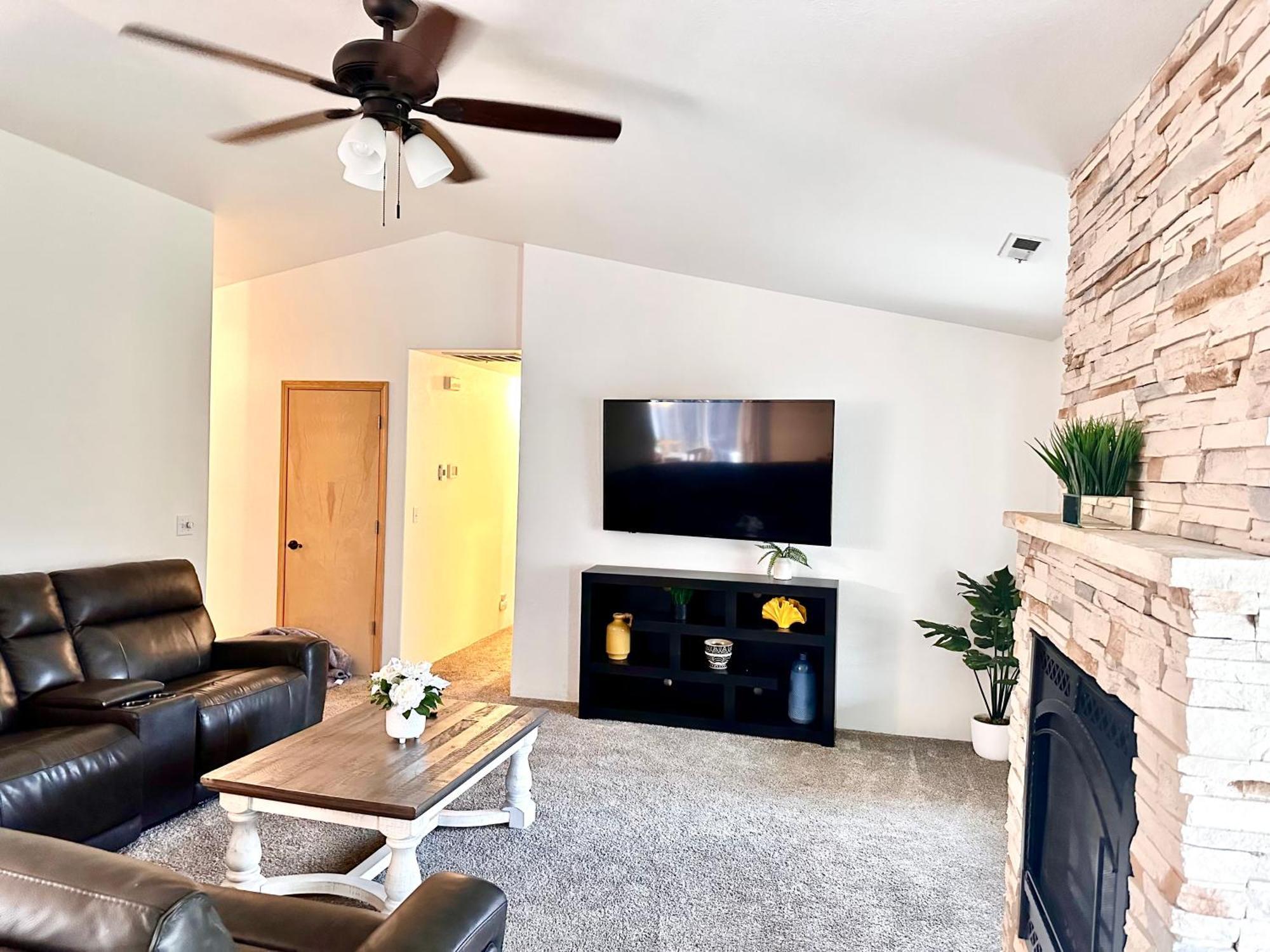 Hot Tub! King Bed-Firepitt-Near Airport& Freeway Villa Medford Eksteriør bilde